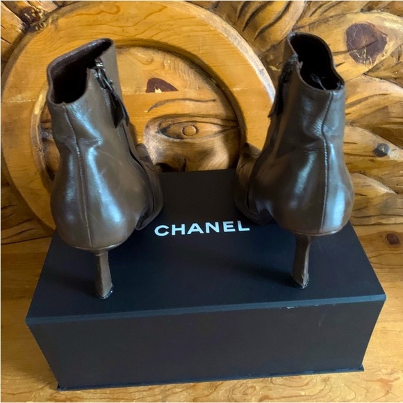 Vintage Chanel Camellia Flower Pointed Toe Brown/Black Heeled Boots, Chanel Box - Picture 5 of 11